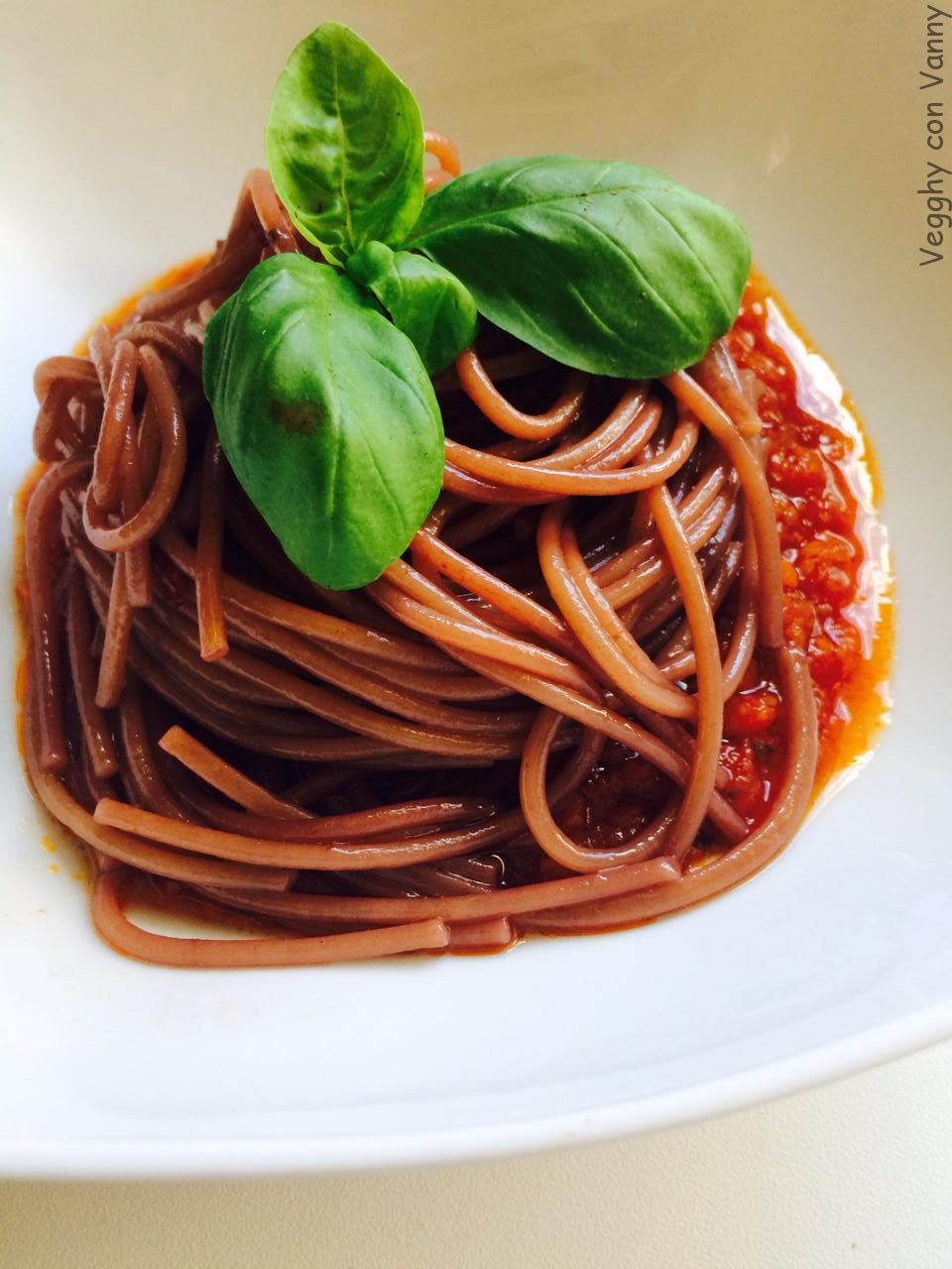 Spaghetti integrali al vino rosso in salsa di pomodoro – Vegghy con Vanny
