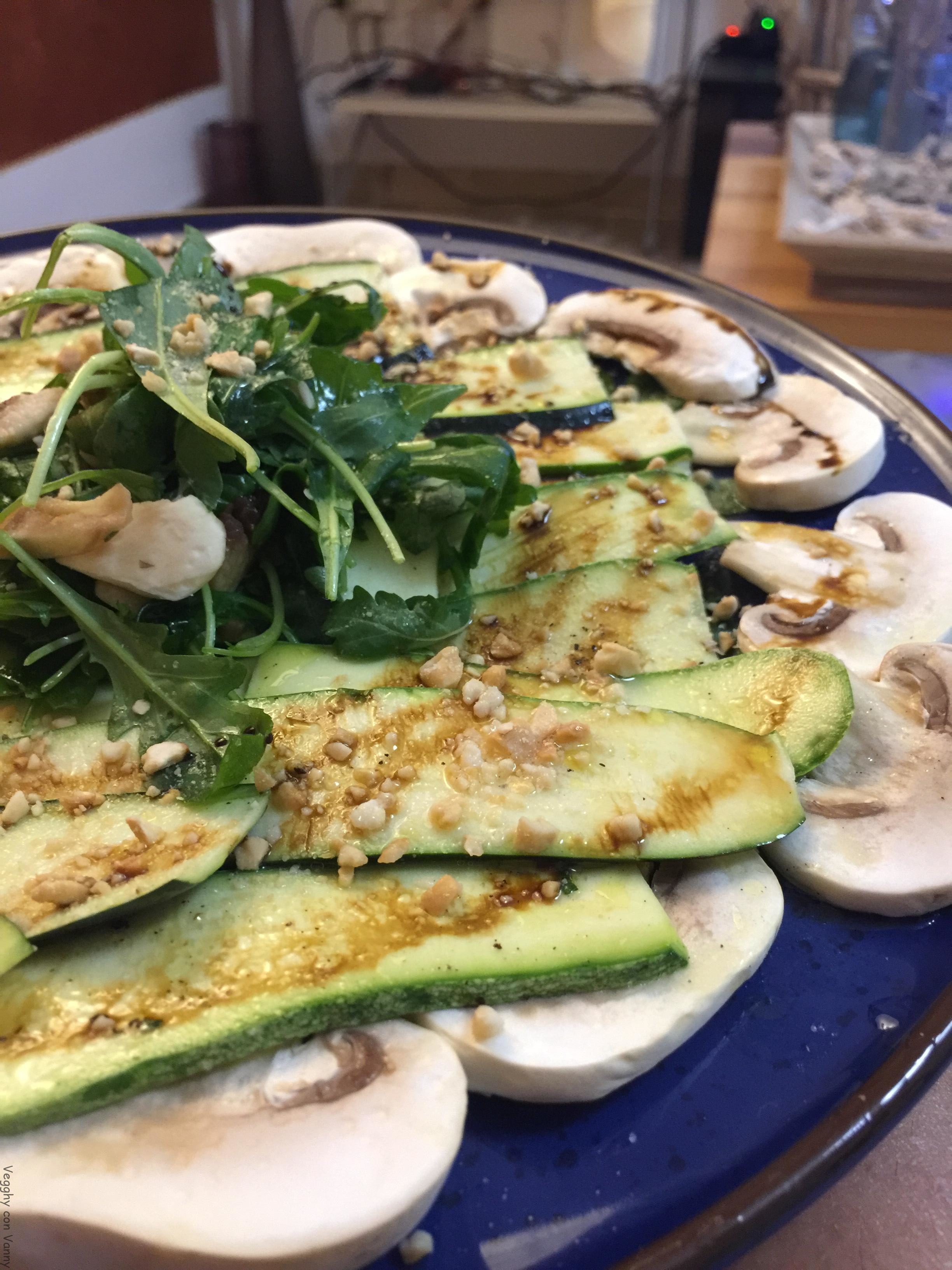 Carpaccio di zucchine e champignon con melassa e granella di anacardi (vegan)