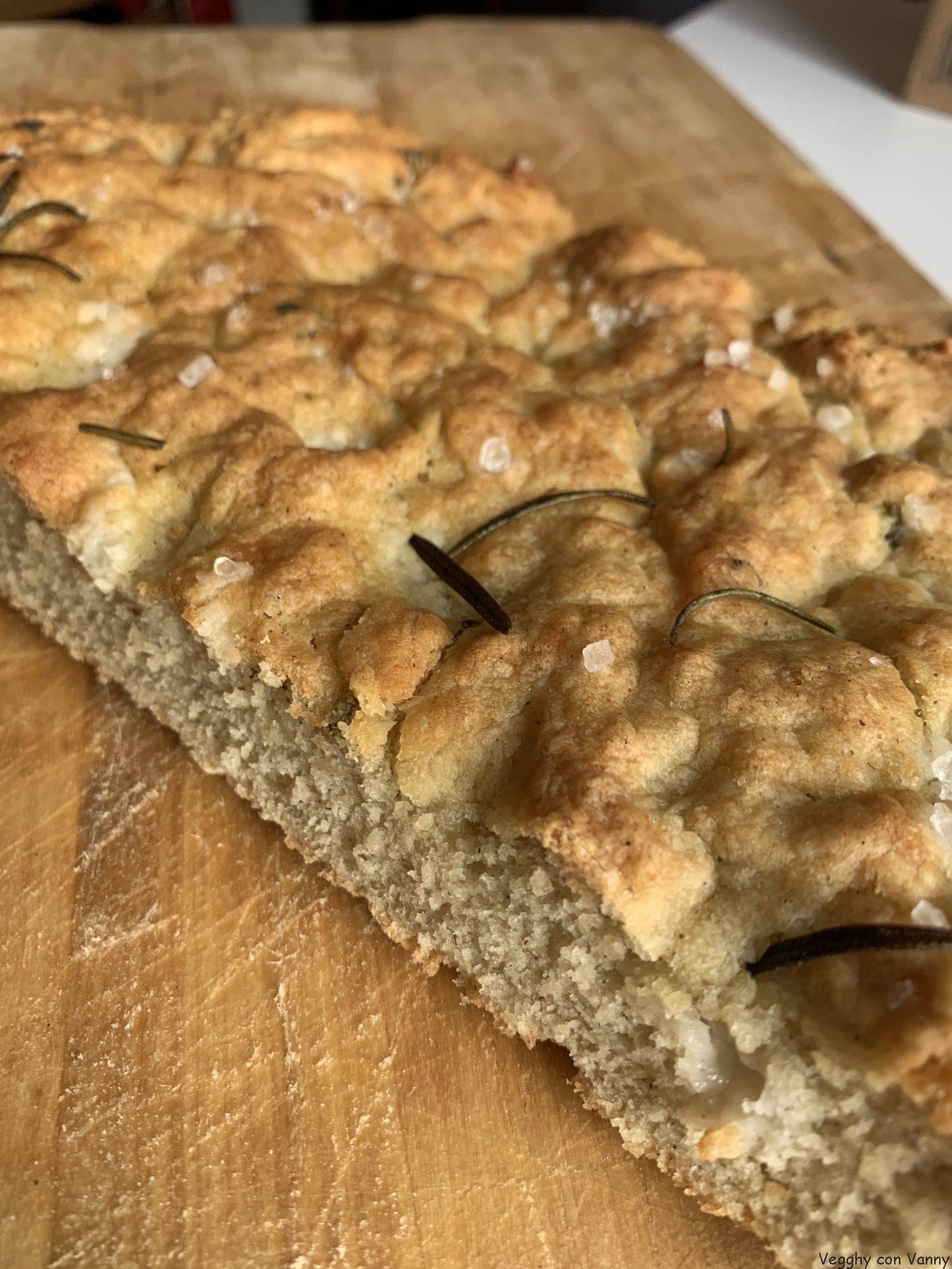 Focaccia alla salvia e rosmarino (vegan)
