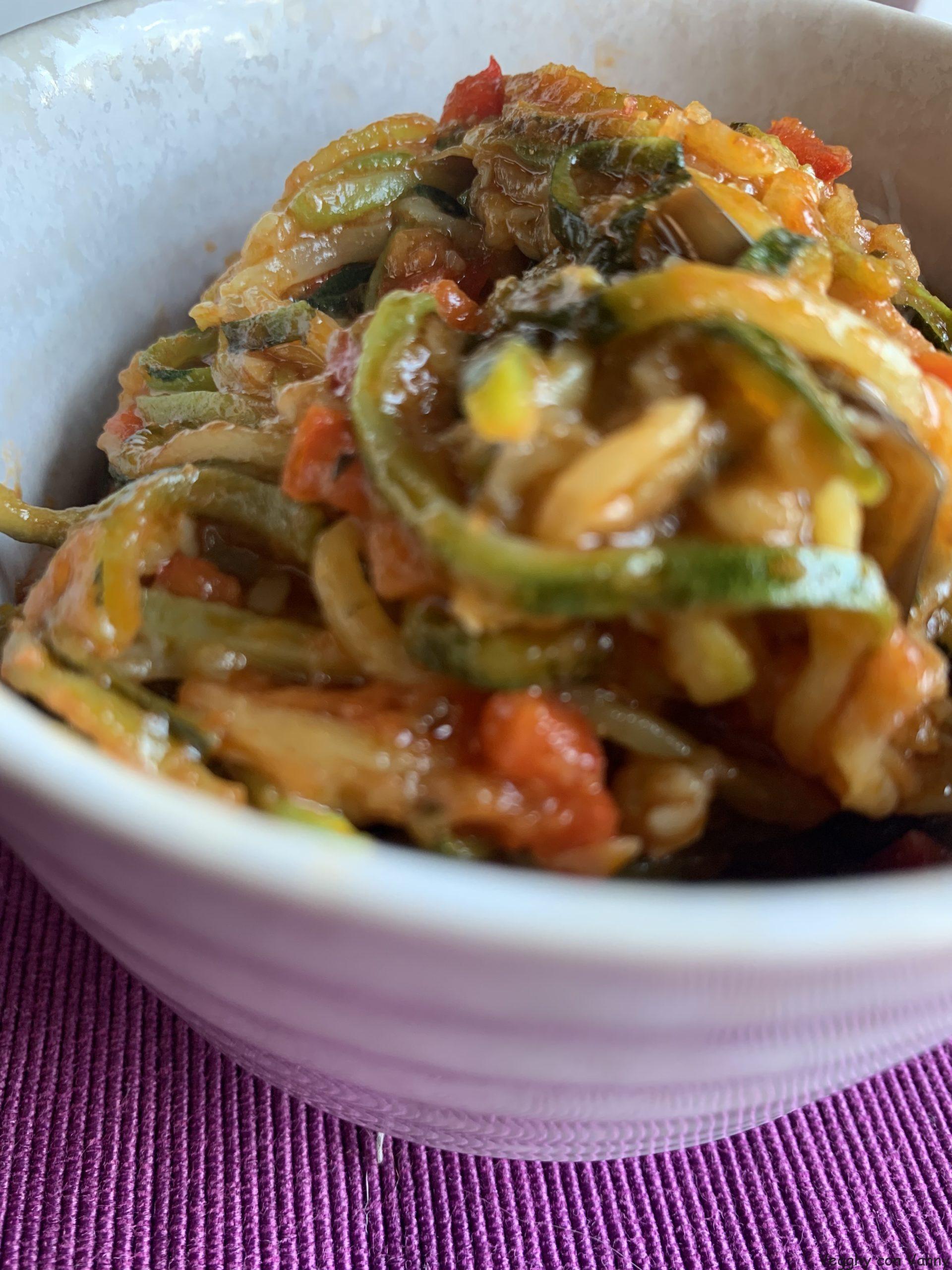 Spaghetti Di Zucchine Con Sugo Ai Peperoni, Melanzane E Fiori Di ...